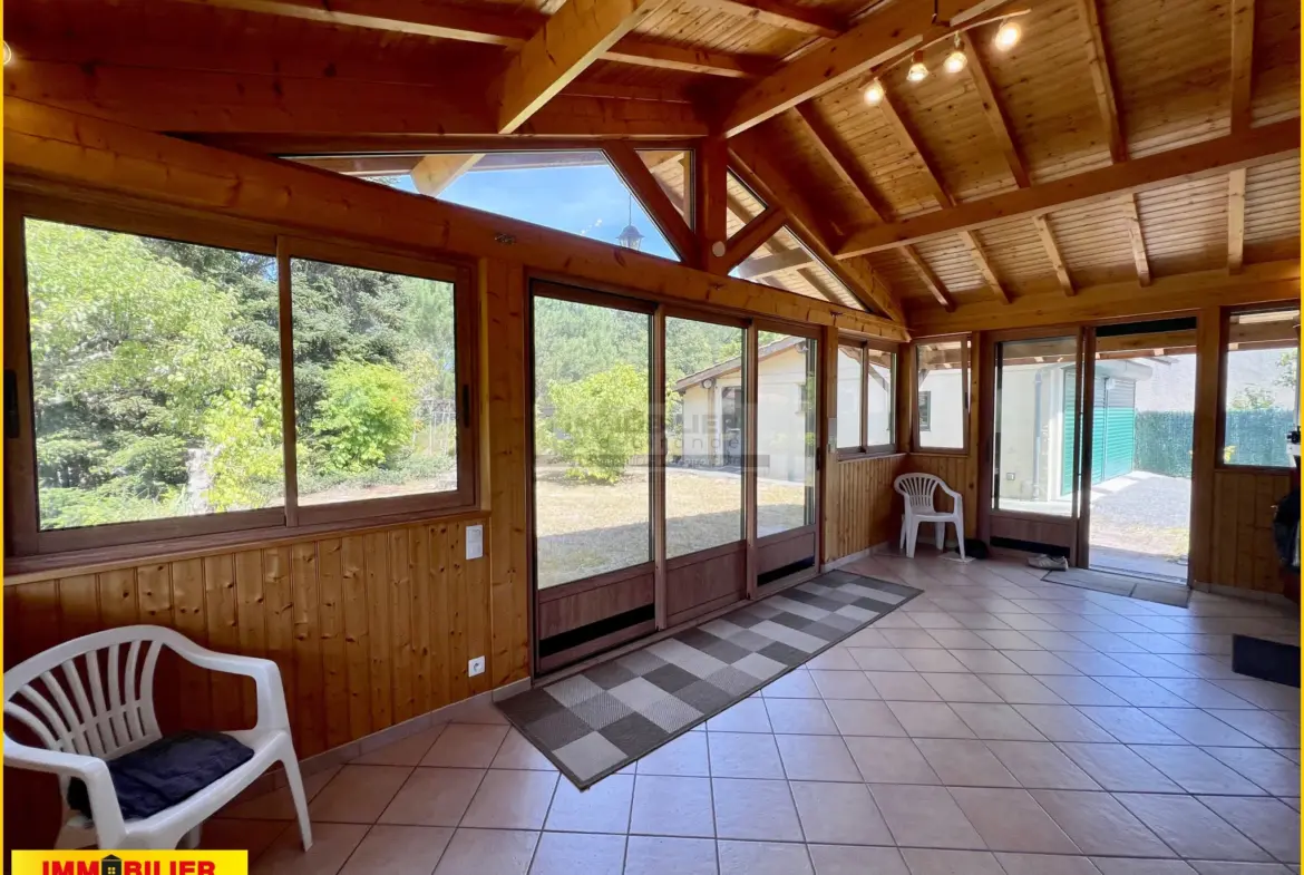 Maison en bois type chalet avec garage à Saint-Michel de Rieufret 