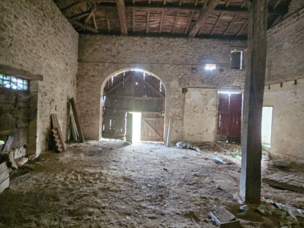 Longère en pierre à rénover avec dépendances à St Félix de Foncaude 