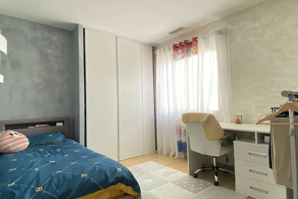 Villa 3 faces avec piscine à Saint-Estève 