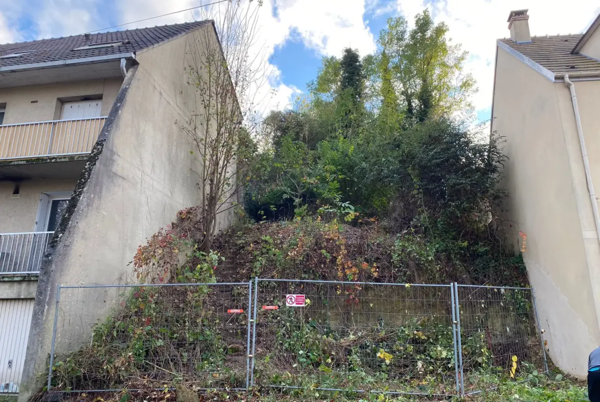 Terrain constructible de 450m2 à Osny à vendre 