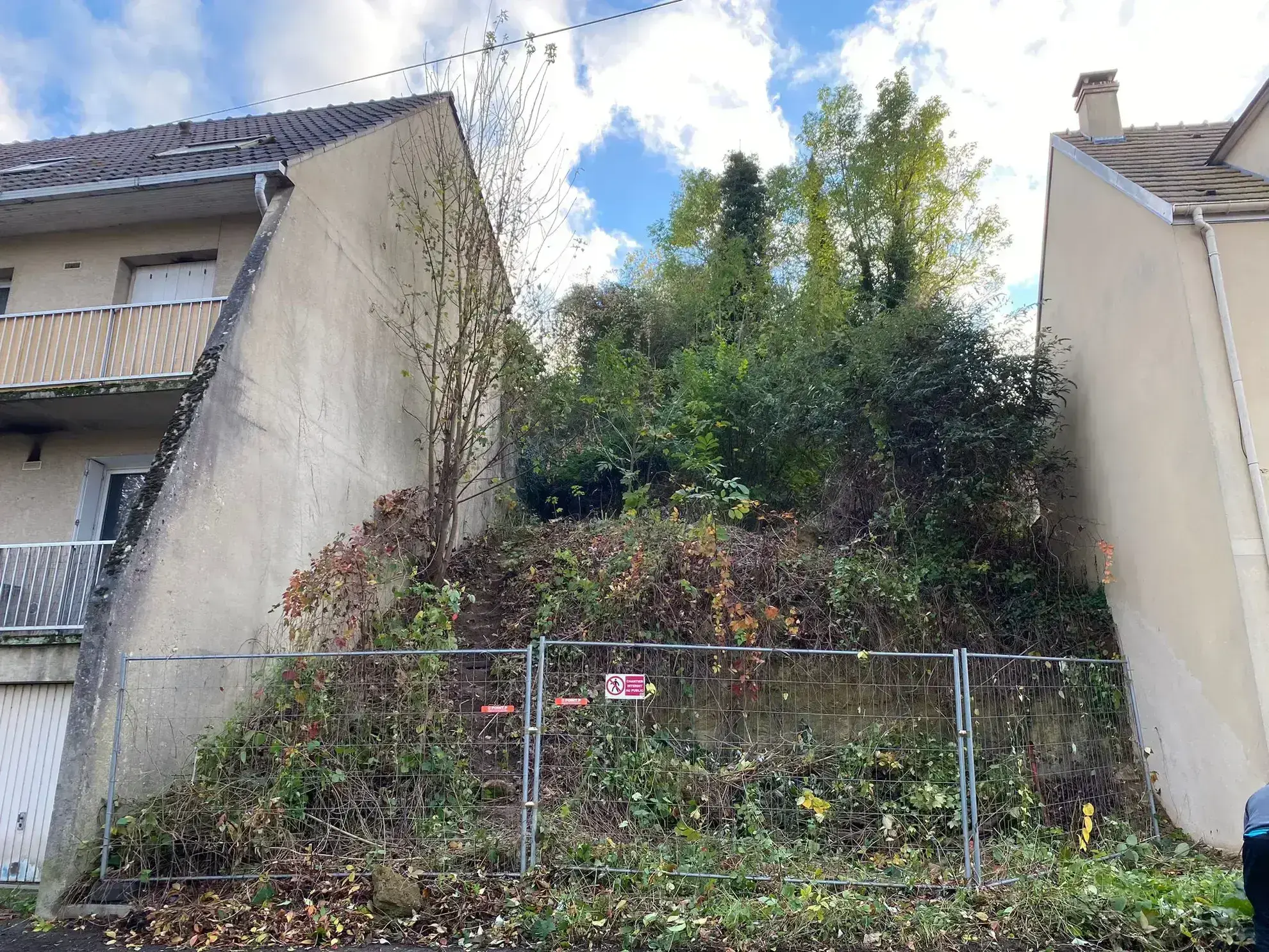 Terrain constructible de 450m2 à Osny à vendre 