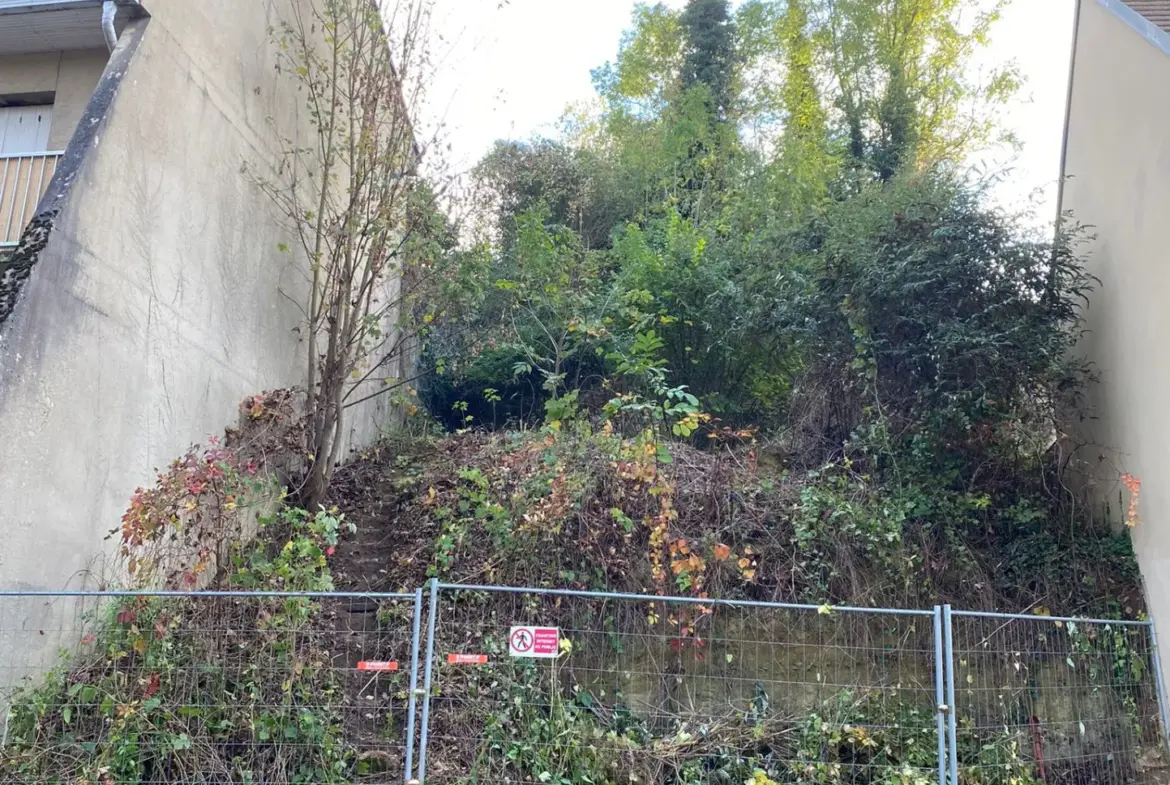 Terrain constructible de 450m2 à Osny à vendre 