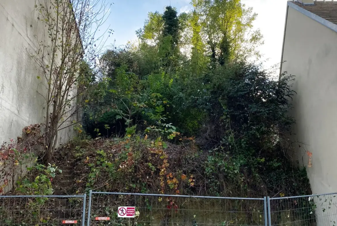 Terrain constructible de 450m2 à Osny à vendre 