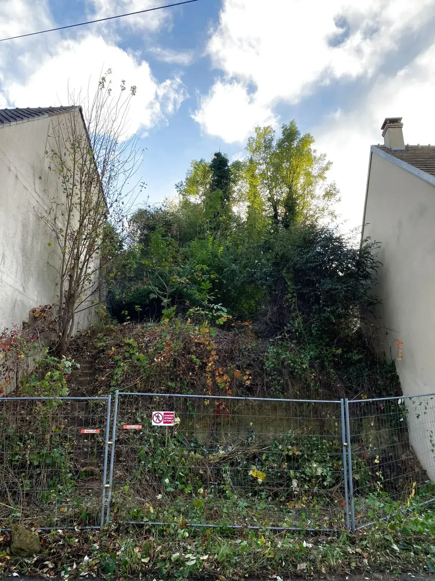 Terrain constructible de 450m2 à Osny à vendre 