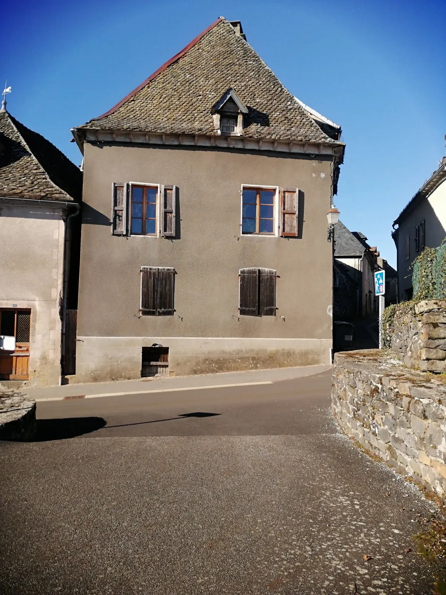 Maison à Pleaux - Investissement potentiel de 3 logements 