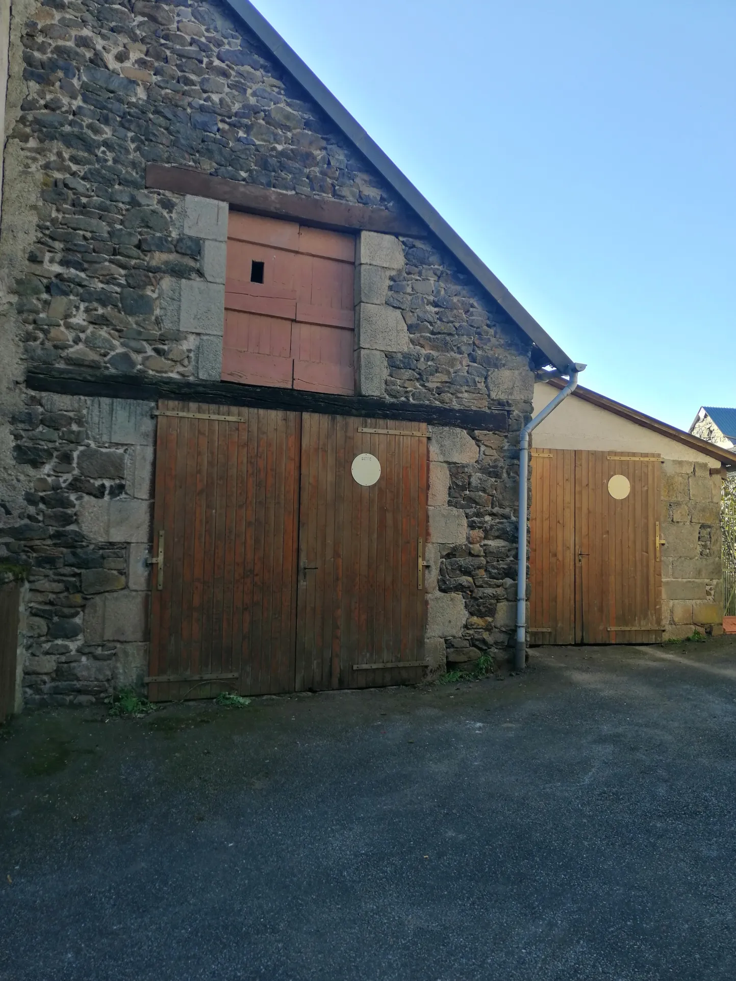 Maison à Pleaux - Investissement potentiel de 3 logements 