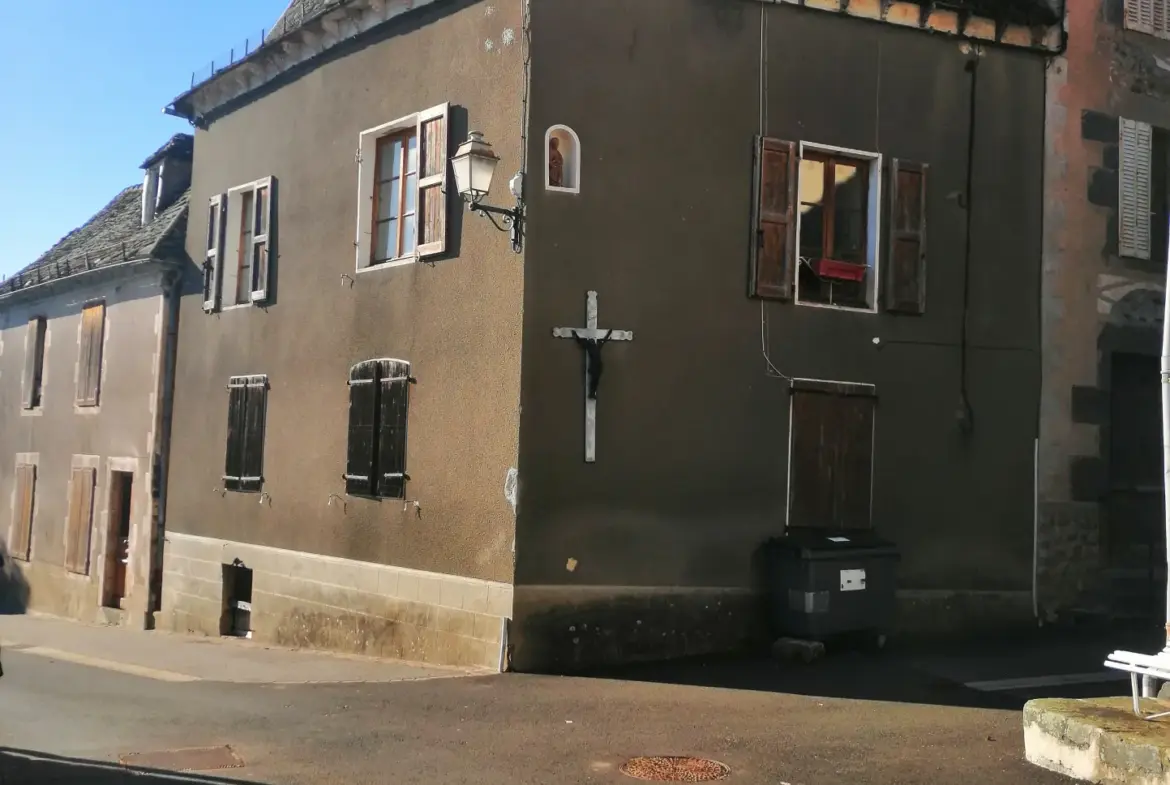 Maison à Pleaux - Investissement potentiel de 3 logements 