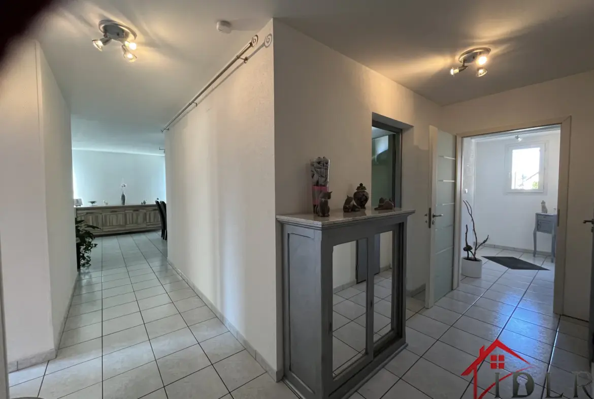 Magnifique maison de 234 m² à Magny-Vernois avec 5 chambres et double garage 