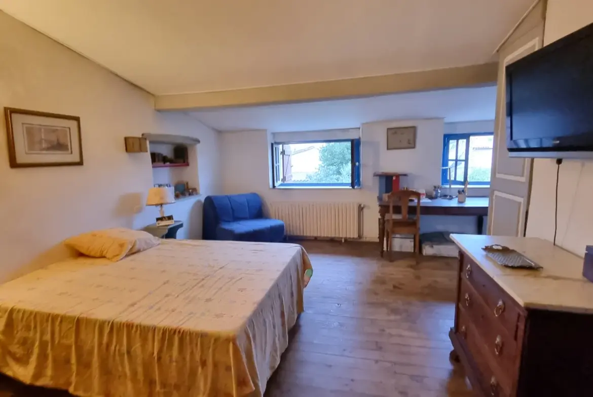 À vendre : Maison de village avec jardin à Aujargues 