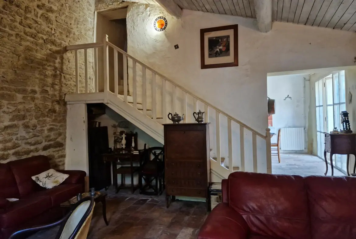 À vendre : Maison de village avec jardin à Aujargues 