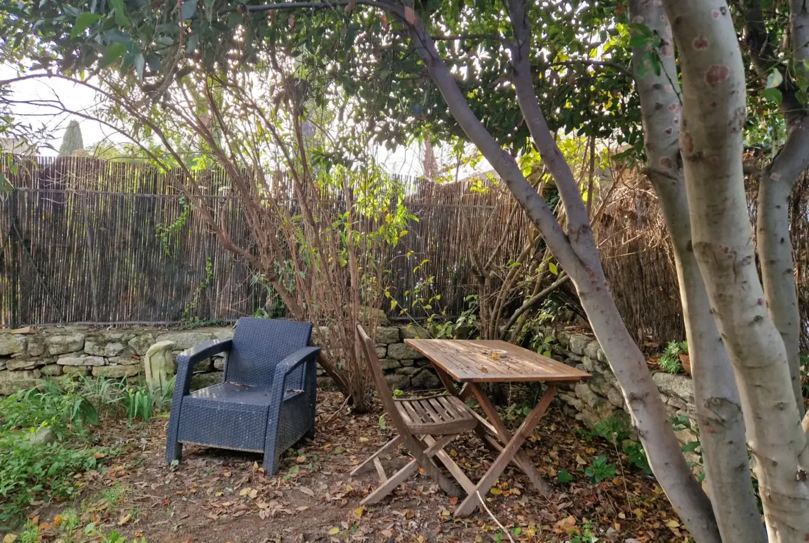 À vendre : Maison de village avec jardin à Aujargues 