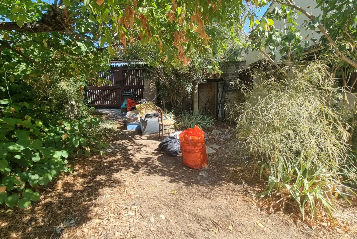 À vendre : Maison de village avec jardin à Aujargues 