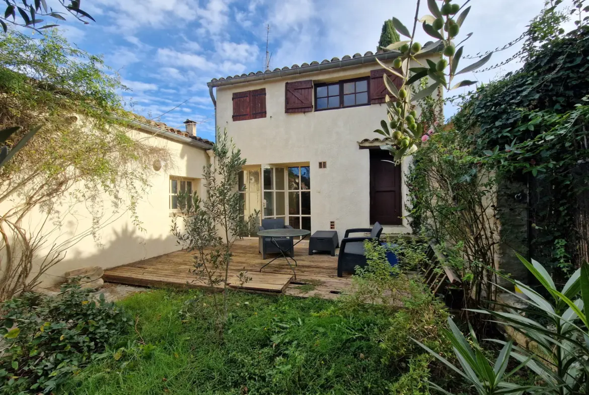 À vendre : Maison de village avec jardin à Aujargues 