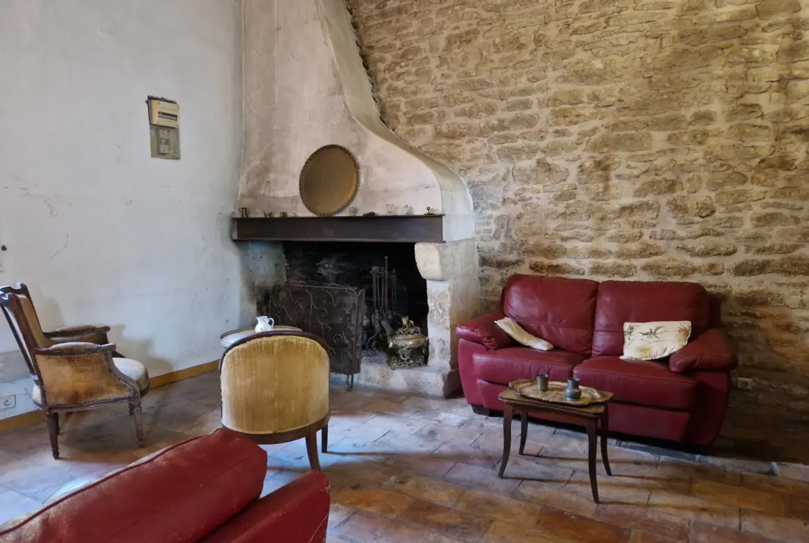 À vendre : Maison de village avec jardin à Aujargues 