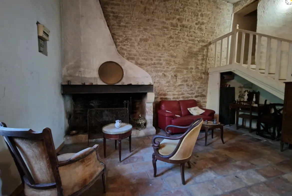 À vendre : Maison de village avec jardin à Aujargues 