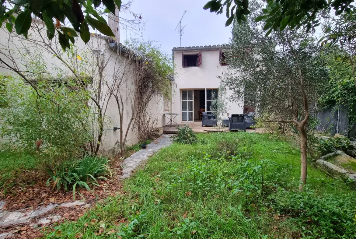 À vendre : Maison de village avec jardin à Aujargues 