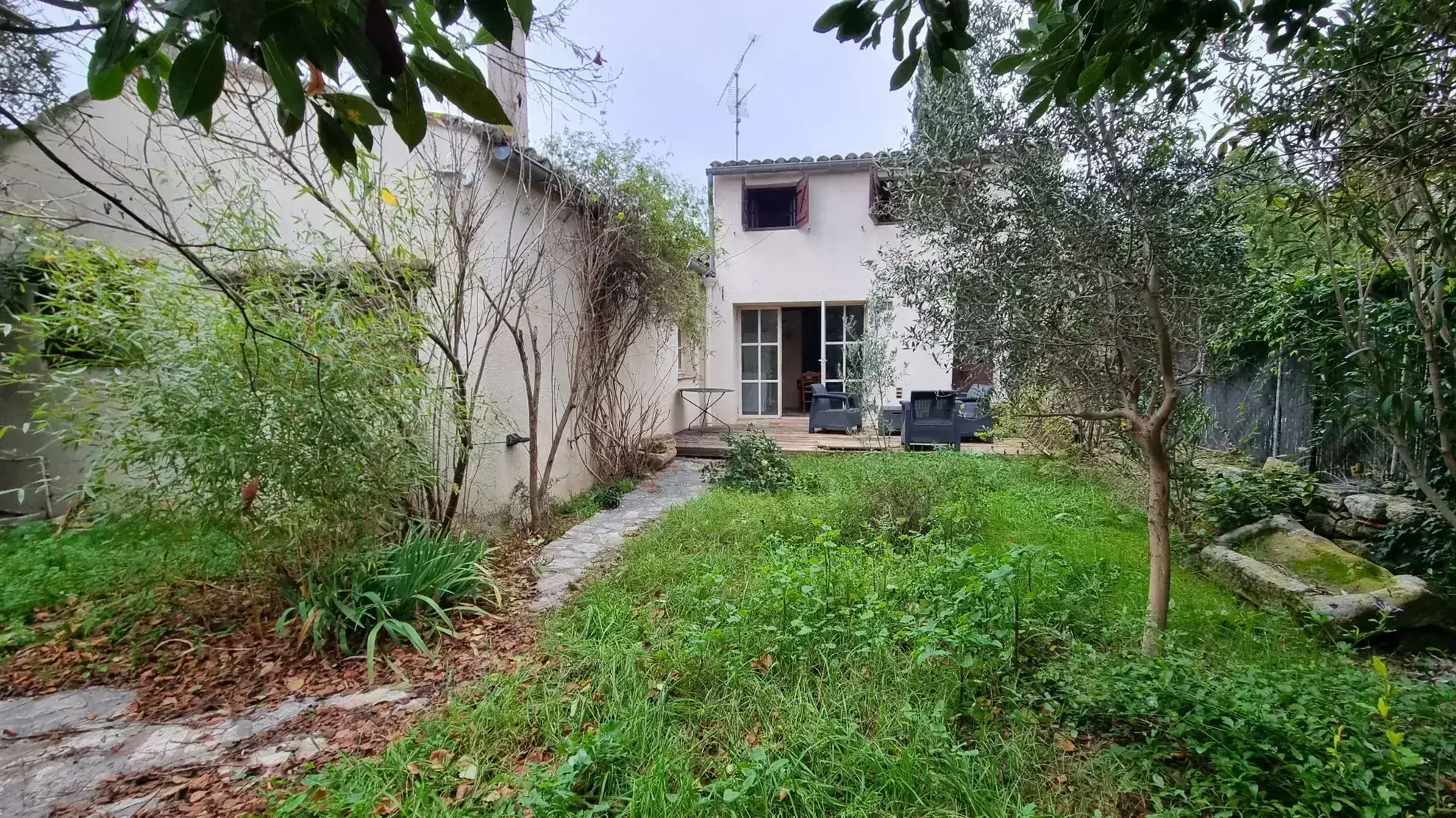 À vendre : Maison de village avec jardin à Aujargues 