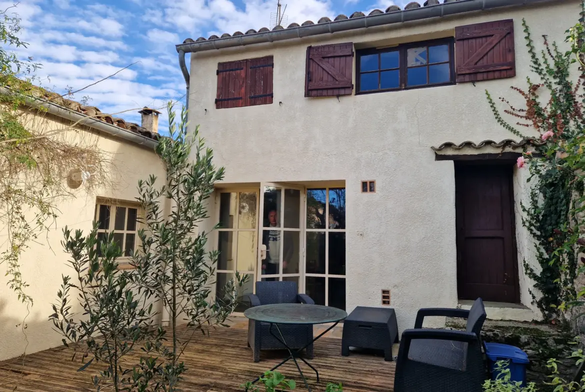 À vendre : Maison de village avec jardin à Aujargues 