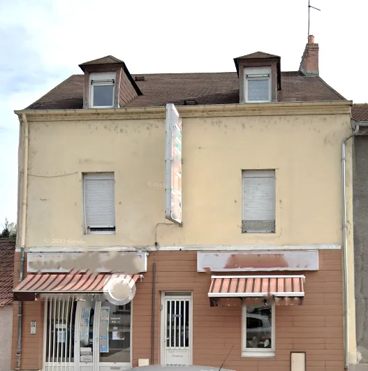 Immeuble locatif avec local commercial à Cusset 