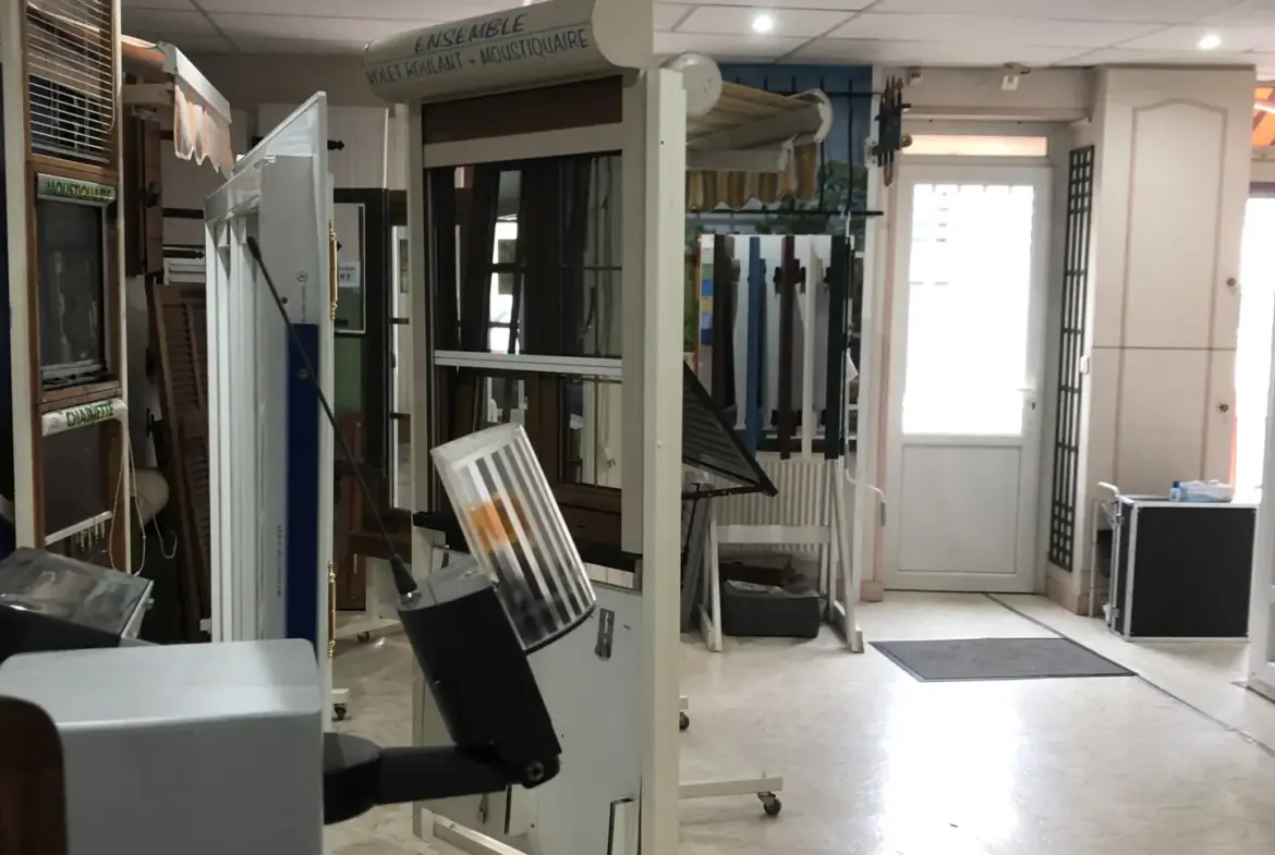 Immeuble locatif avec local commercial à Cusset 
