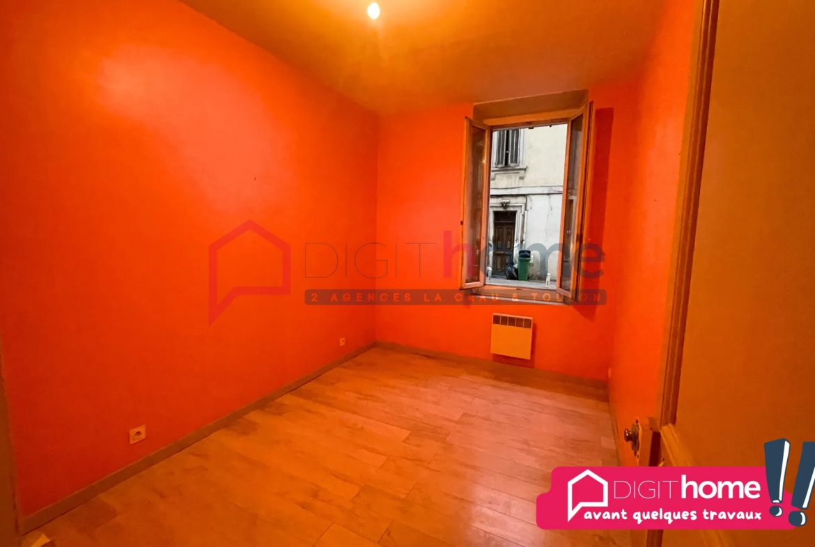 Appartement T2 à rénover à Toulon avec véranda - 80 000 € 