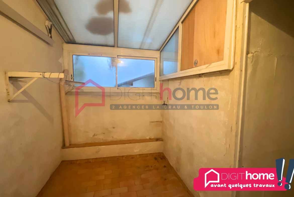Appartement T2 à rénover à Toulon avec véranda - 80 000 € 