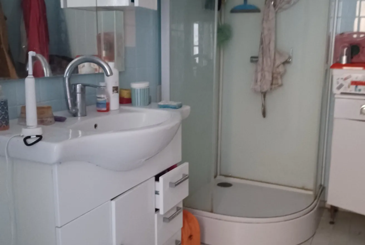 Maison de village sur 3 niveaux àLes Mées avec terrasse et potentiel d'agrandissement 