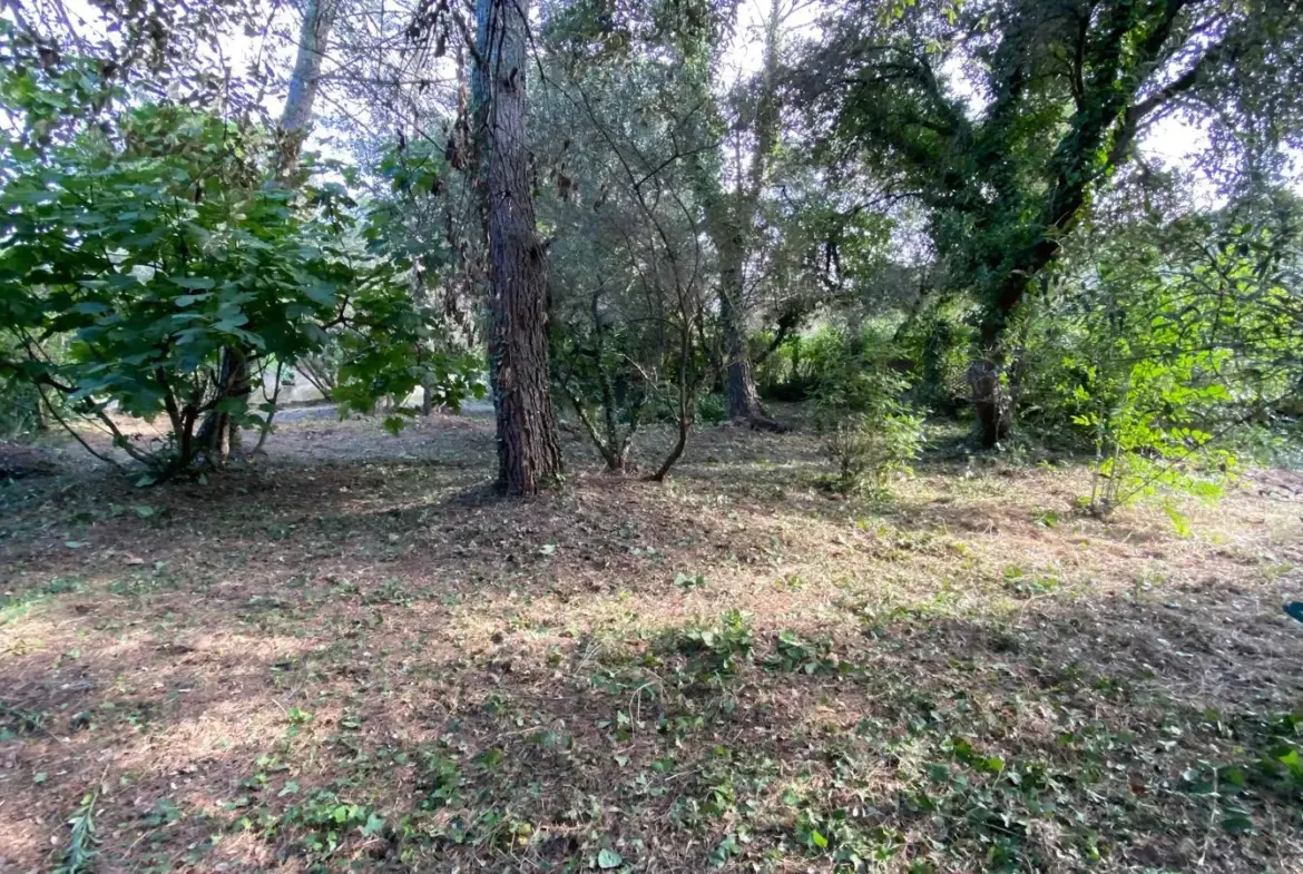 Terrain constructible à Villevieille de 659 m² en vente 