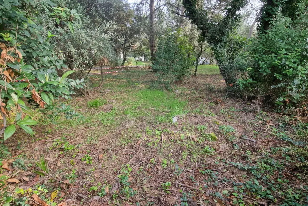 Terrain constructible à Villevieille de 659 m² en vente 