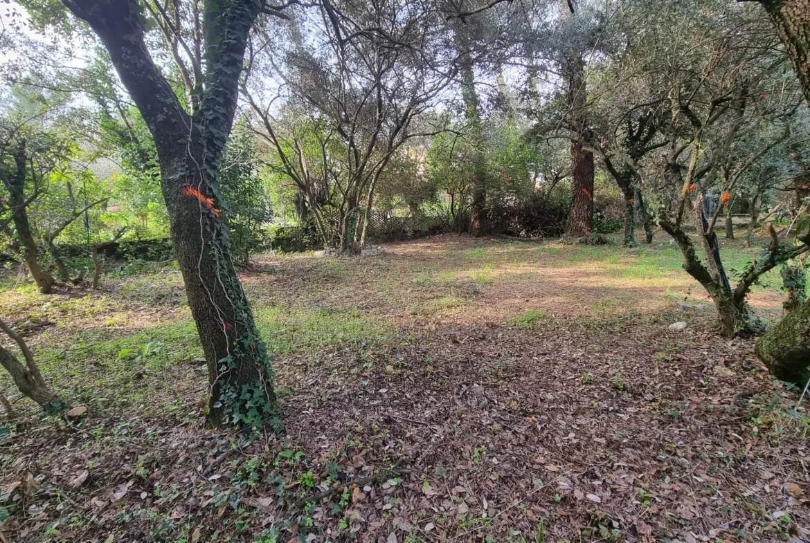 Terrain constructible à Villevieille de 659 m² en vente 