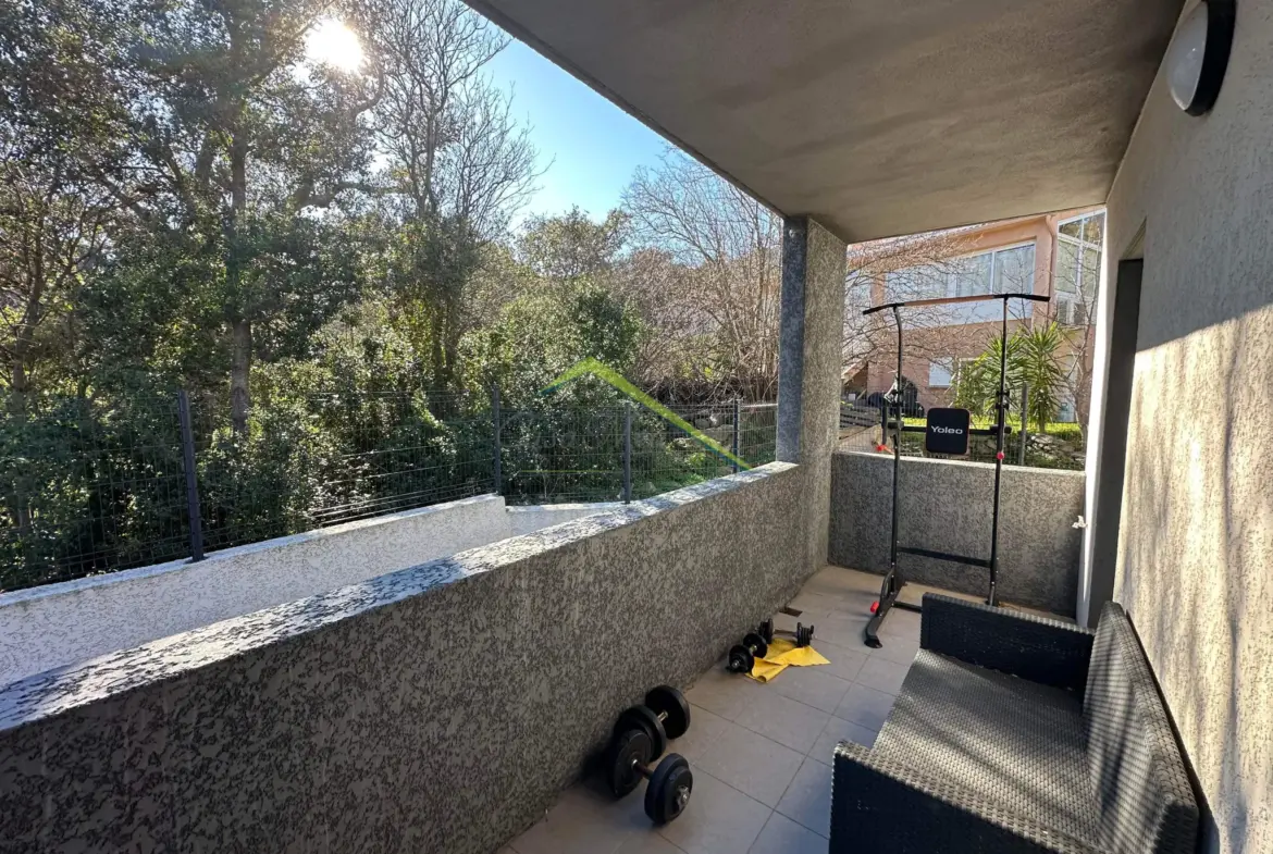 Appartement T2 avec terrasse et parking à Bastia 
