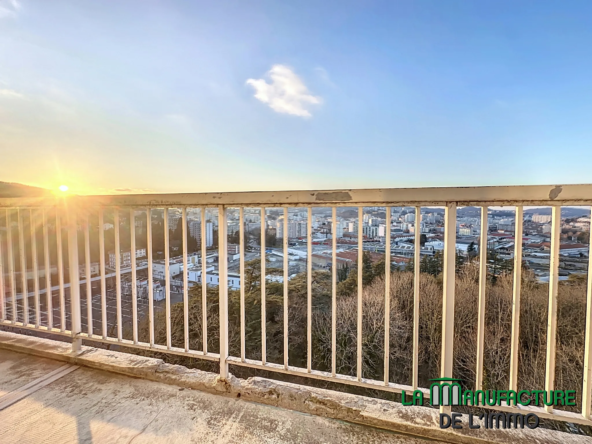 Appartement F5 avec Balcon et Vue Imprenable à Saint-Étienne 