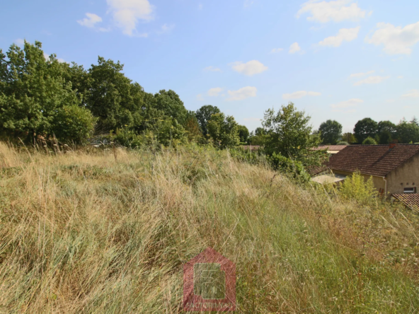 Vente d'un terrain constructible à Puy l'Évêque de 675 m² 