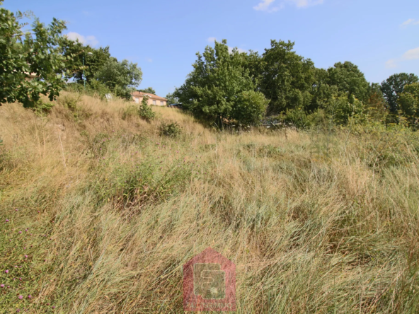 Vente d'un terrain constructible à Puy l'Évêque de 675 m² 