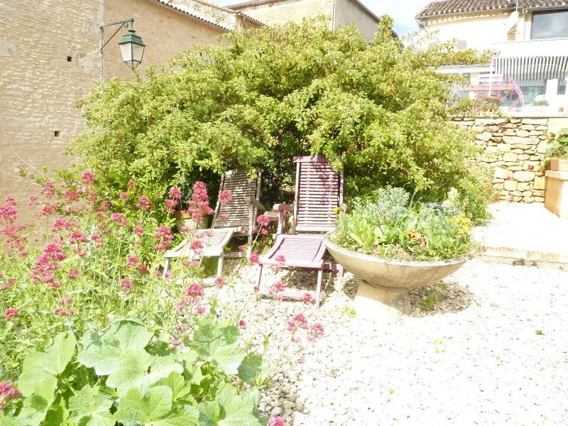 Belle maison à vendre à Lacapelle Biron, 4 chambres et jardin 