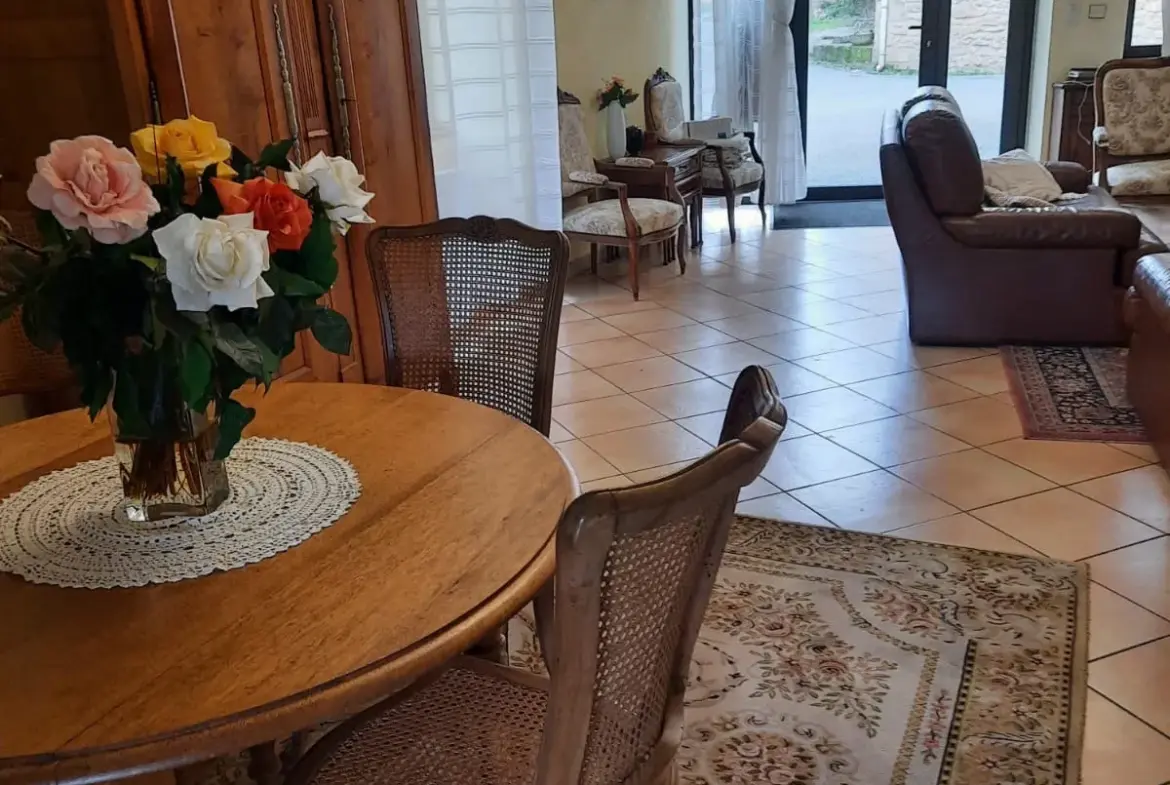 Belle maison à vendre à Lacapelle Biron, 4 chambres et jardin 