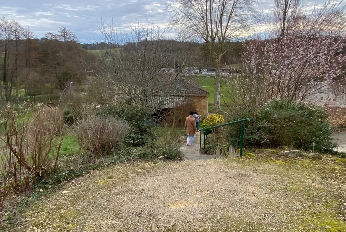 Belle maison à vendre à Lacapelle Biron, 4 chambres et jardin 