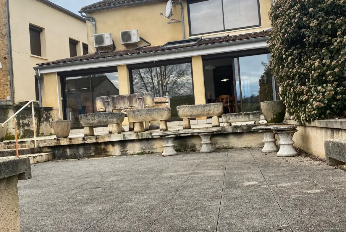 Belle maison à vendre à Lacapelle Biron, 4 chambres et jardin 