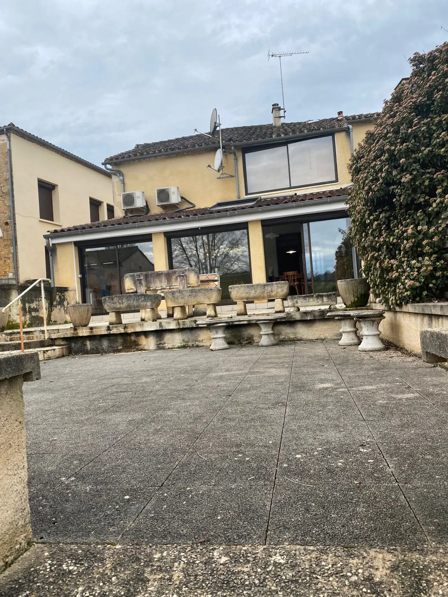 Belle maison à vendre à Lacapelle Biron, 4 chambres et jardin 