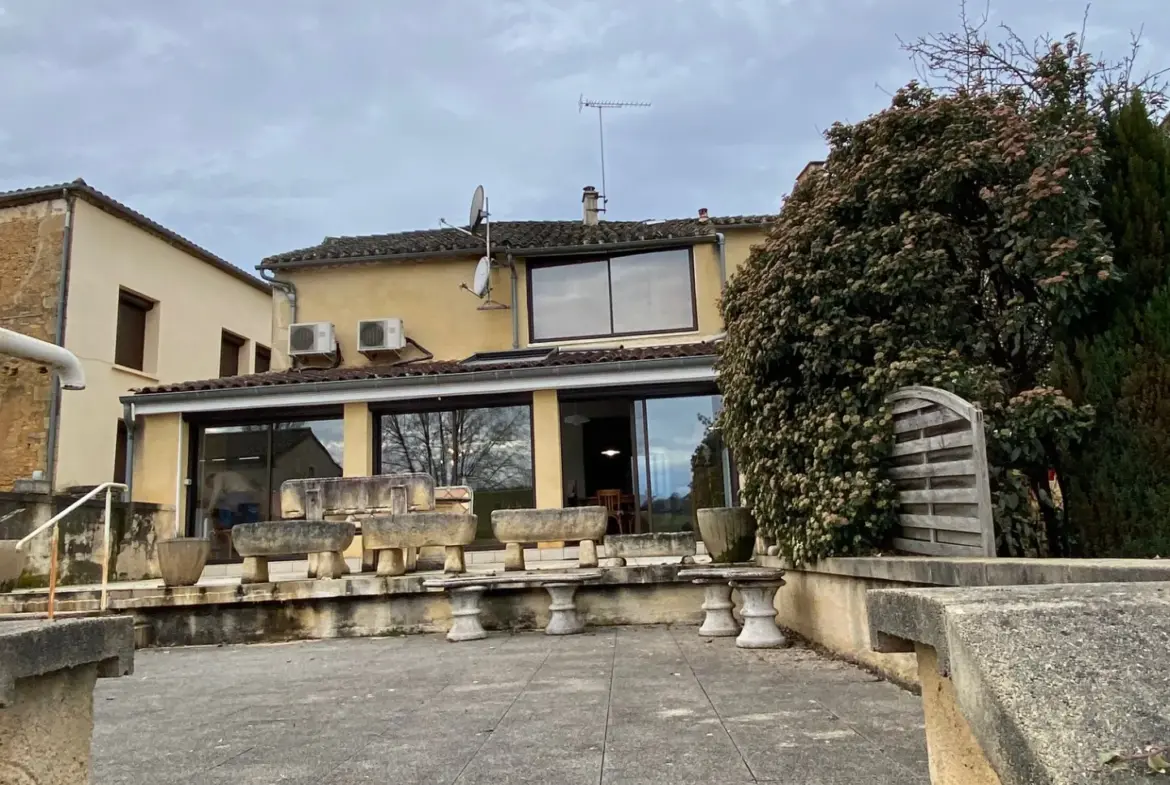 Belle maison à vendre à Lacapelle Biron, 4 chambres et jardin 