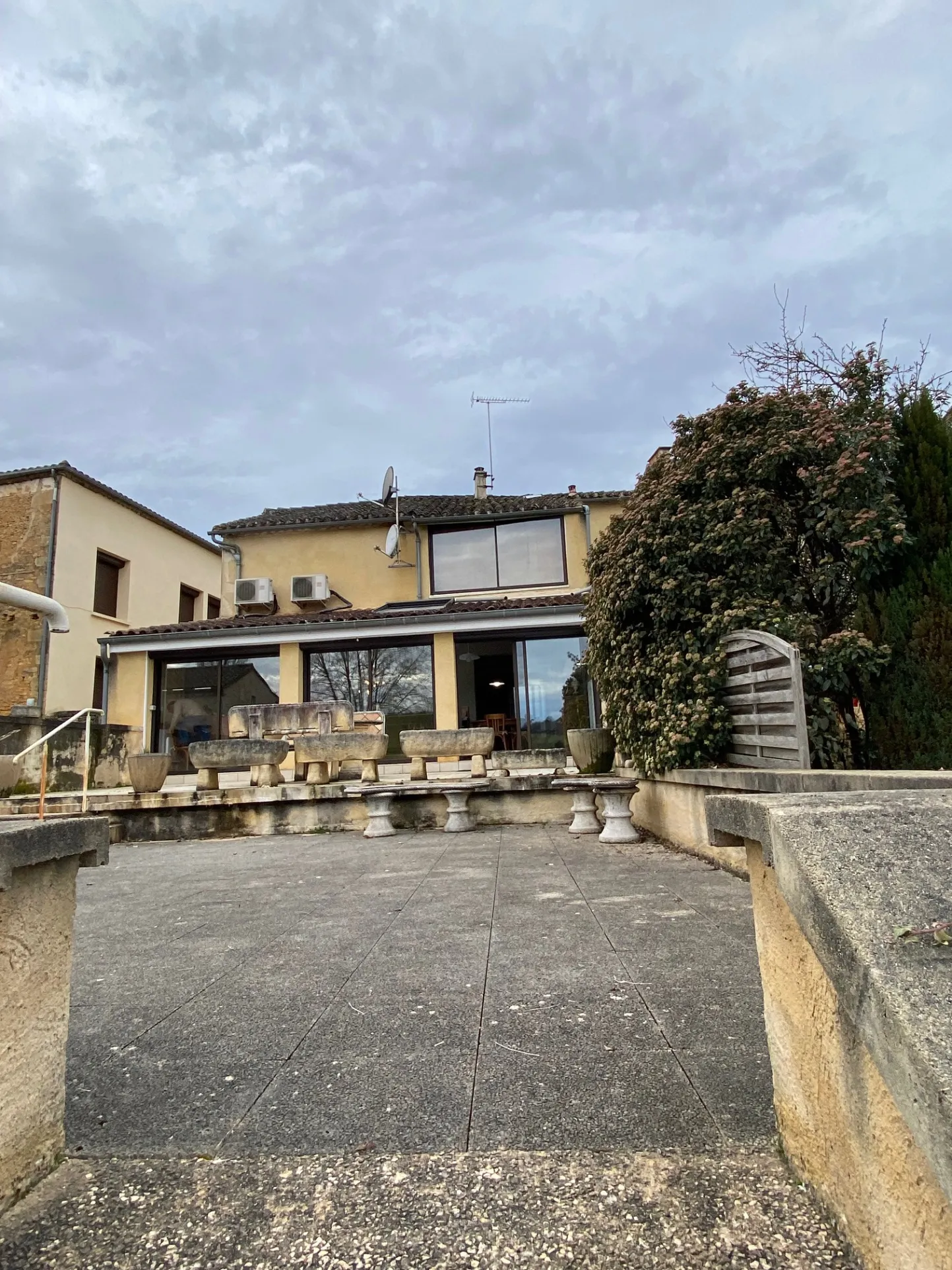 Belle maison à vendre à Lacapelle Biron, 4 chambres et jardin 