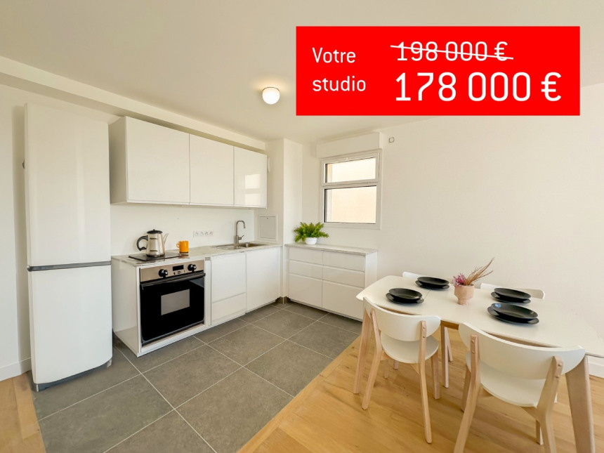 Grand studio de 35 m² en rez-de-jardin avec terrasse, jardin privatif exposé ouest et parking inclus.