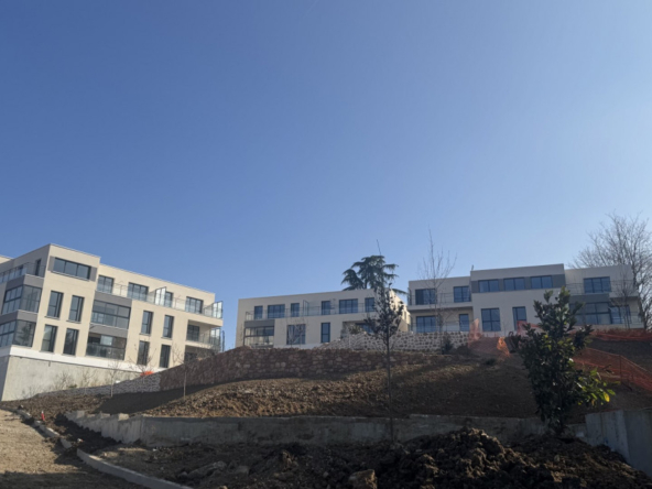 Grand studio de 35 m² en rez-de-jardin avec terrasse, jardin privatif exposé ouest et parking inclus.