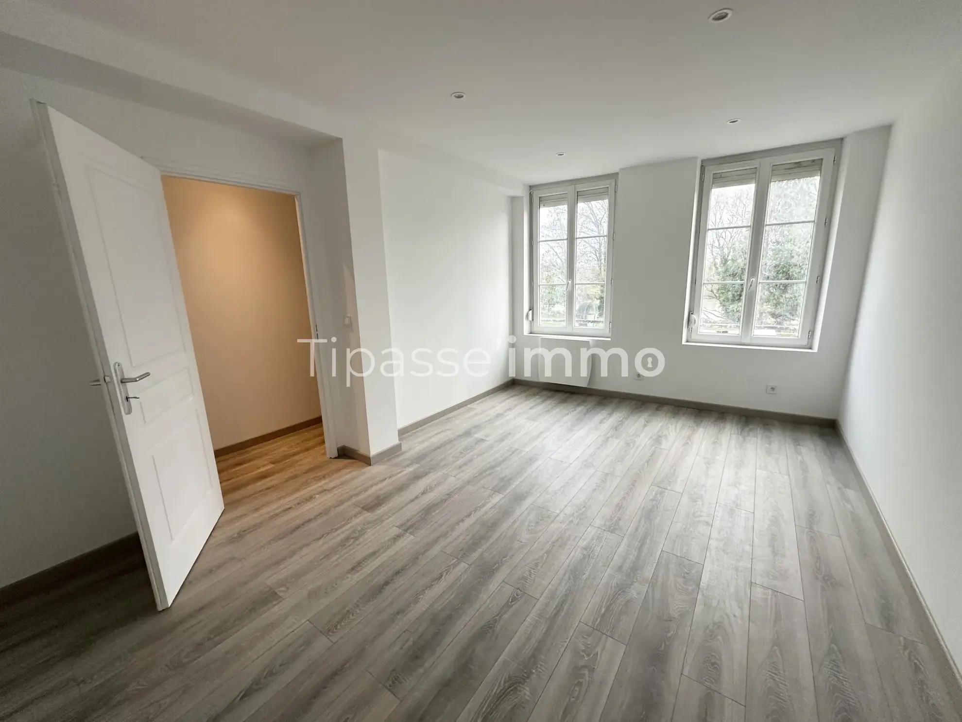 Maison rénovée à Elbeuf avec 3 chambres, cour et intérieur moderne 