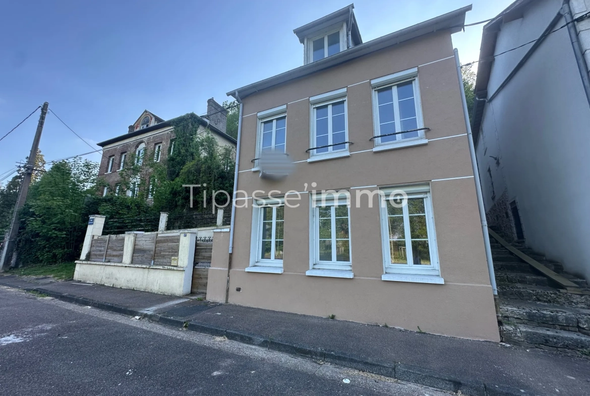 Maison rénovée à Elbeuf avec 3 chambres, cour et intérieur moderne 