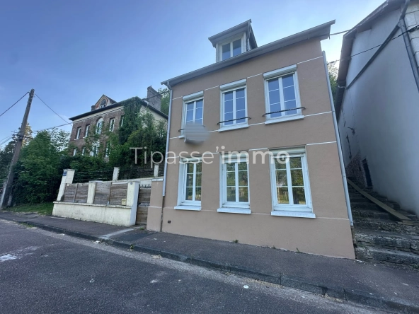 Maison rénovée à Elbeuf avec 3 chambres, cour et intérieur moderne