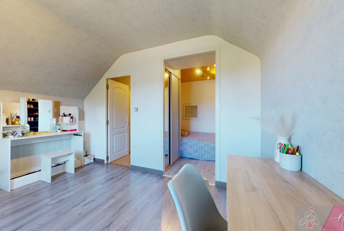 Belle maison de 165 m² avec piscine et extérieur arboré à Ougney 