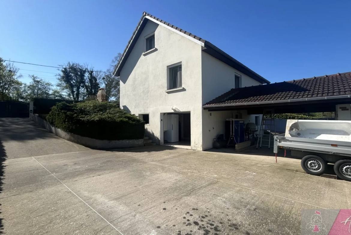 Belle maison de 165 m² avec piscine et extérieur arboré à Ougney 