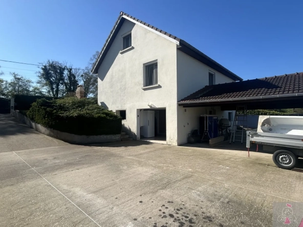 Belle maison de 165 m² avec piscine et extérieur arboré à Ougney 