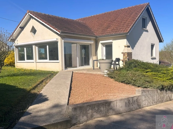 Belle maison de 165 m² avec piscine et extérieur arboré à Ougney 